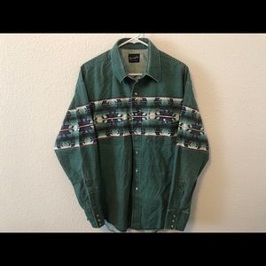 Men’s Wrangler snap button shirt.